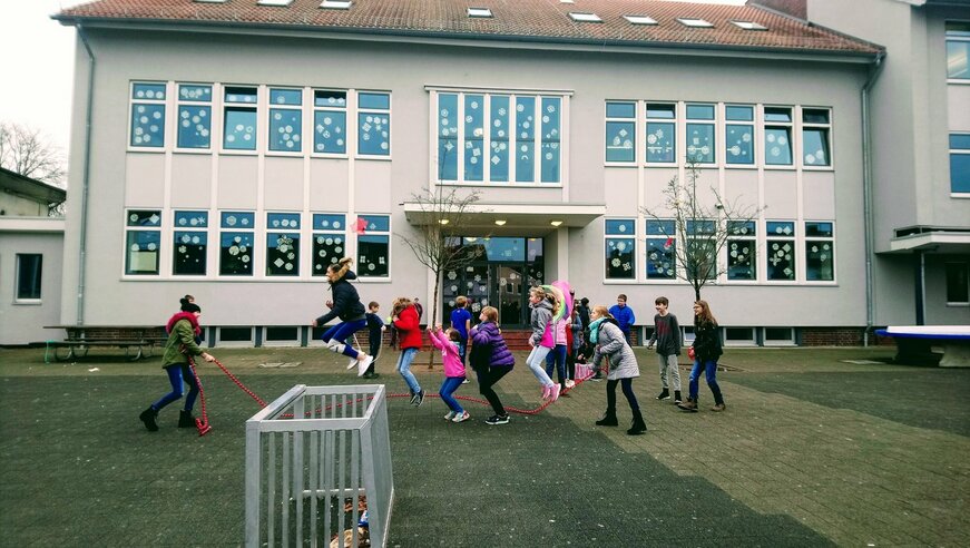 Front_Schule_Kinder_in_Bewegung